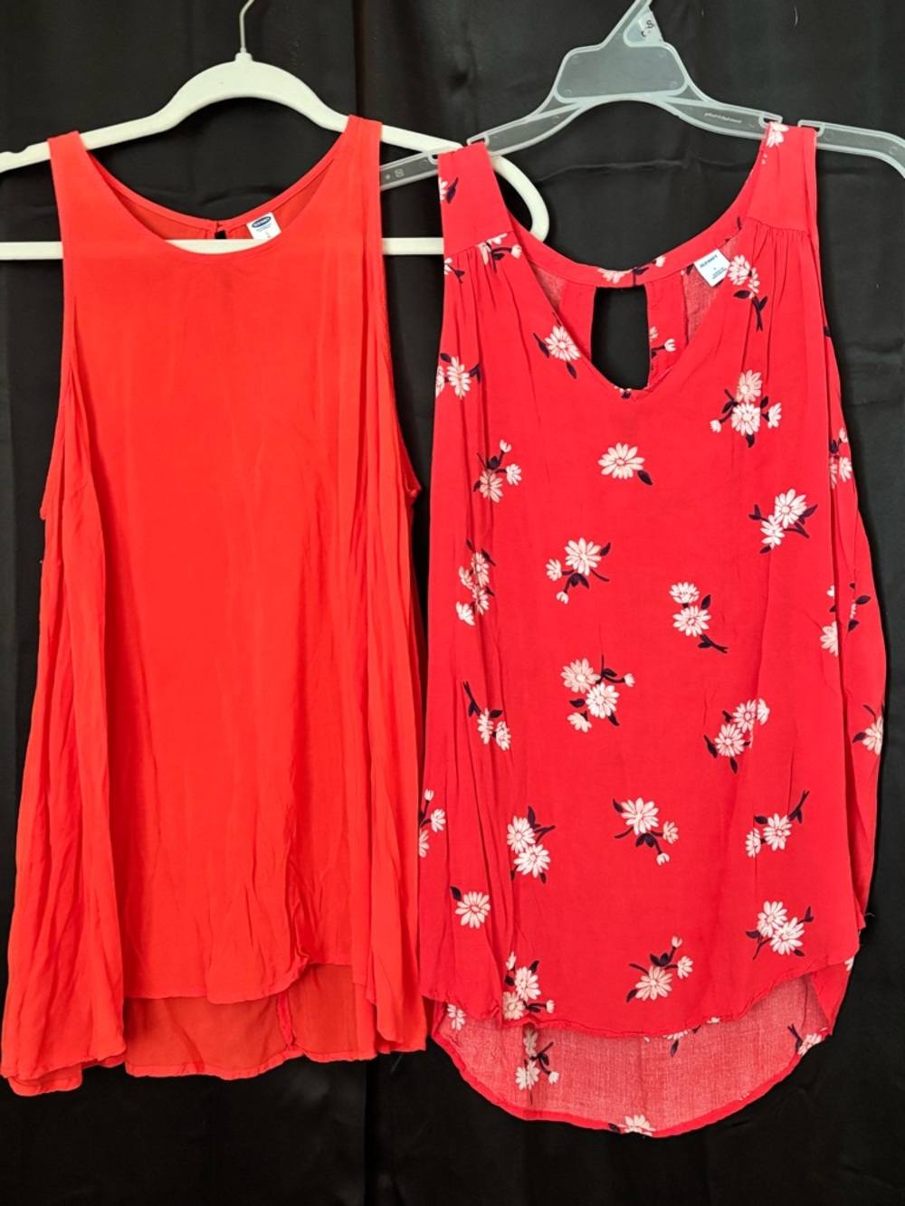 Old Navy Red Floral & Solid Red Sleeveless Tank Tops (Set of 2)
